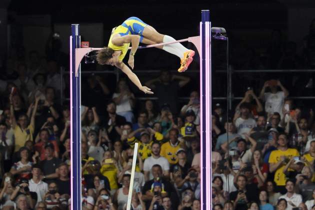 Mondo Duplantis durante la prueba de salto de pertiga Juegos Olimpicos / Foto: EFE Mondo Duplantis durante la prueba de salto de pertiga Juegos Olimpicos / Foto: EFE