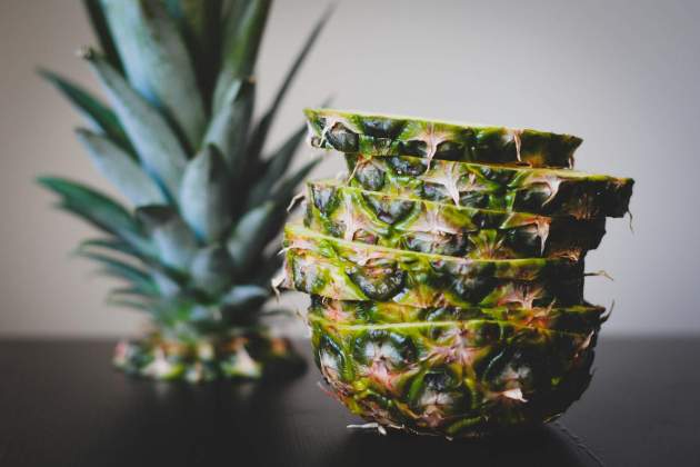 Una forma de cortar la piña es en rodajas Una forma de cortar la piña es en rodajas