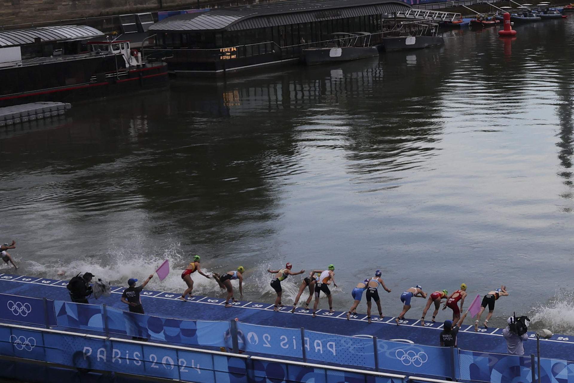 Està malalta la triatleta belga? No es podia nedar al Sena, però els atletes van acceptar