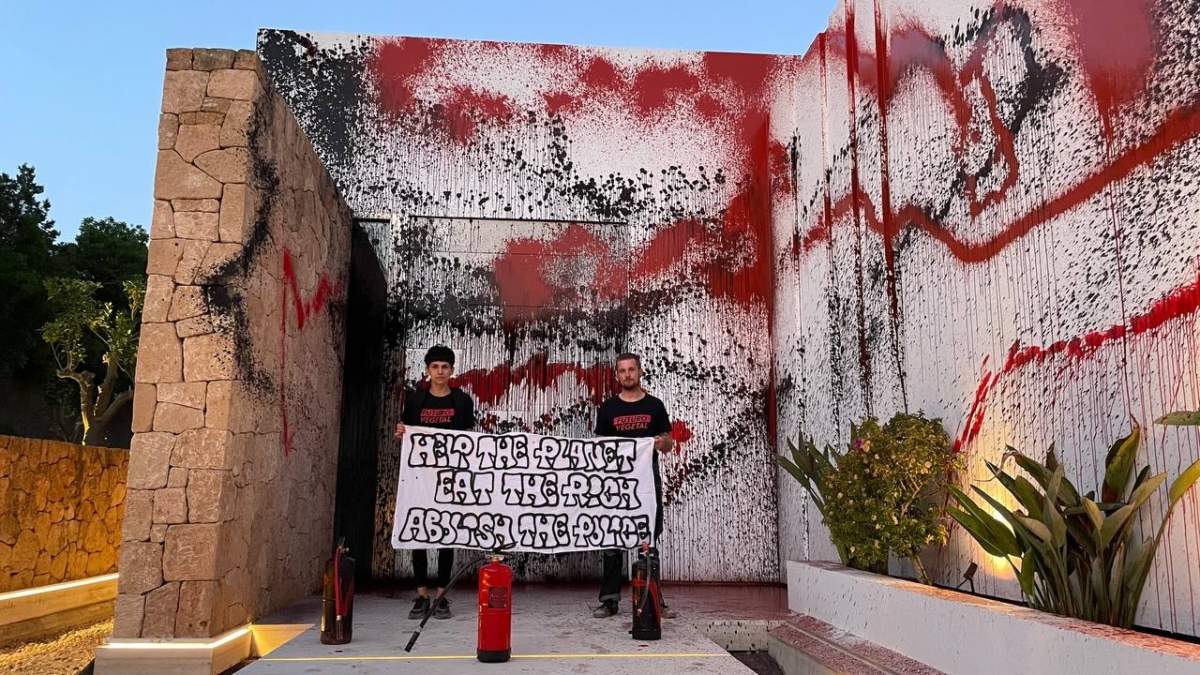 Futuro Vegetal vandaliza la fachada de la casa de Messi en Eivissa con pintura roja y negra