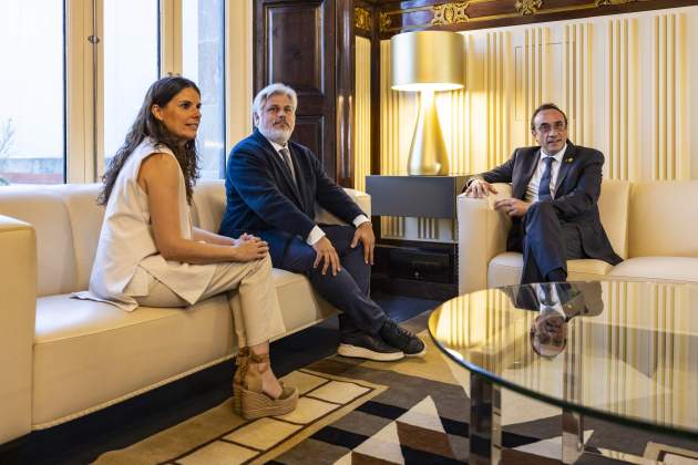 Reunió del president dell grup parlamentari i la portaveu de Junts, Albert Batet i Mònica Sales, amb el president del Parlament, Josep Rull / Carlos Baglietto Reunió del president dell grup parlamentari i la portaveu de Junts, Albert Batet i Mònica Sales, amb el president del Parlament, Josep Rull / Carlos Baglietto