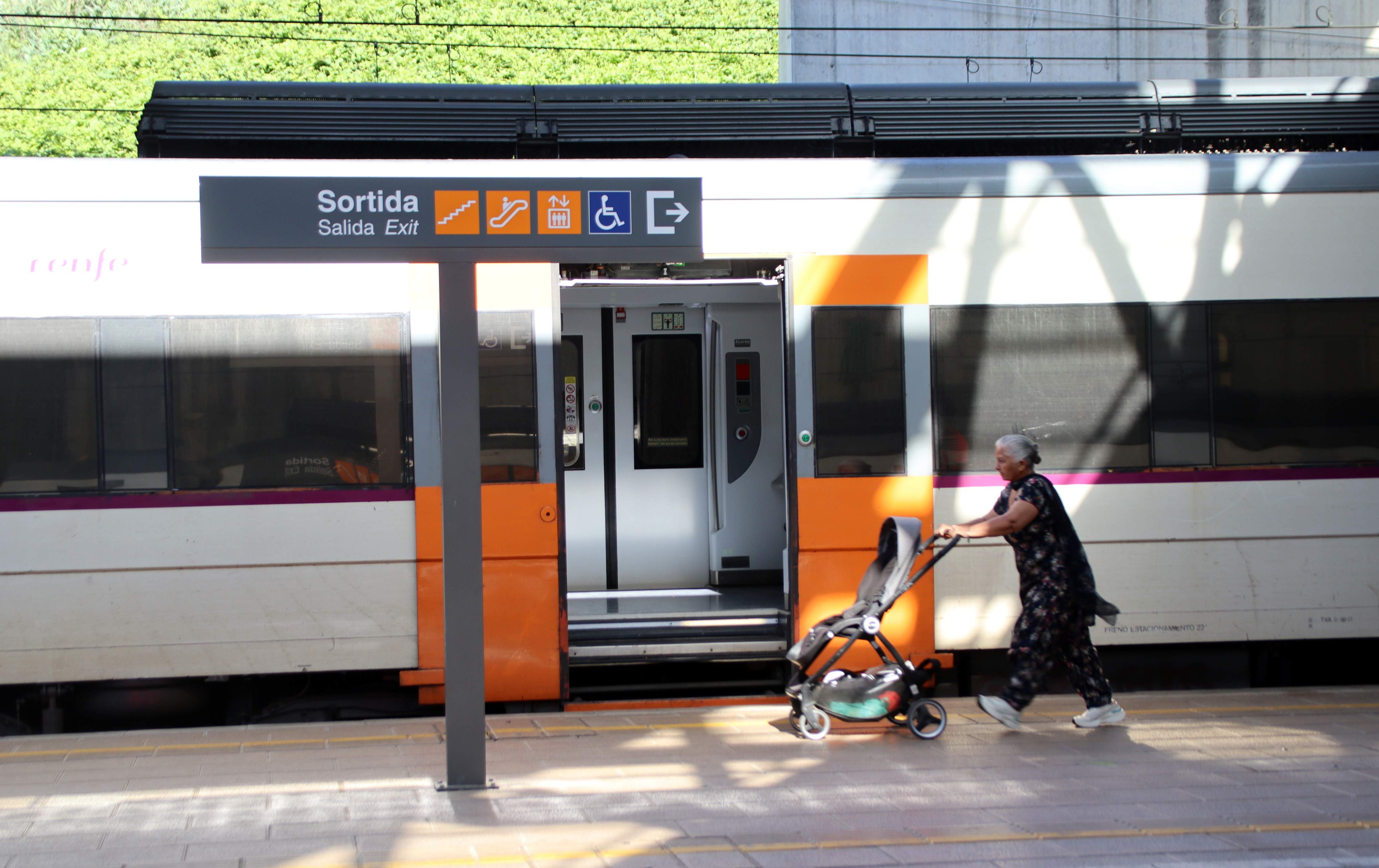 Renfe estrena canal de WhatsApp per informar d'incidències i retards a Rodalies: així funciona