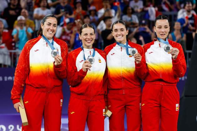 Las jugadoras de baloncesto 3x3 con su medalla de plata / Foto: EFE Las jugadoras de baloncesto 3x3 con su medalla de plata / Foto: EFE