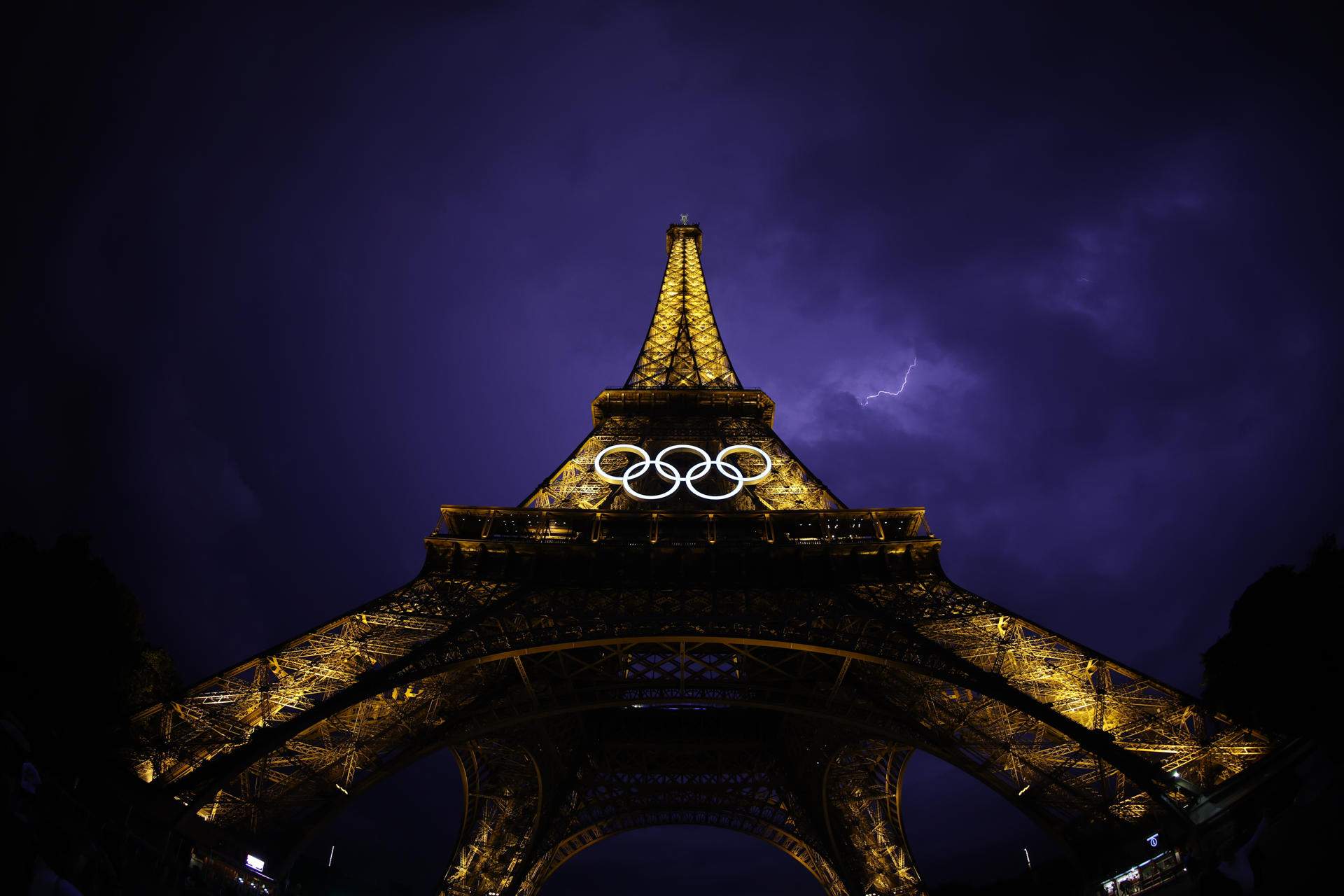 Las sombras de la Villa Olímpica de París 2024: atletas durmiendo en la calle y gusanos en la comida