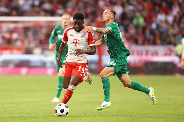 Irvin Cardona intenta frenar a Alphonso Davies / Foto: Marcel Engelbrecht Irvin Cardona intenta frenar a Alphonso Davies / Foto: Marcel Engelbrecht