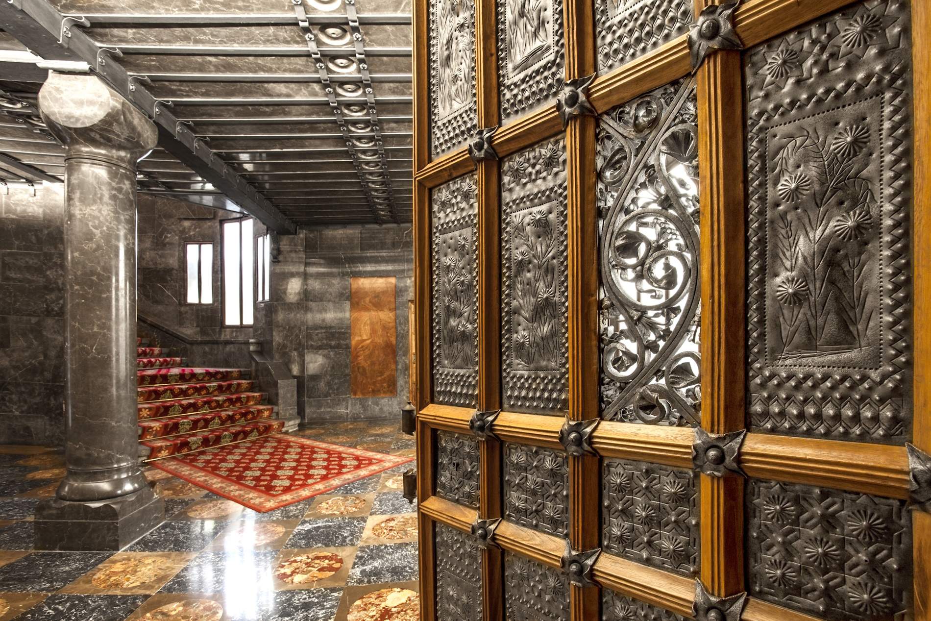 Este es el plan más original de fin de semana: visita nocturna a los espacios secretos del Palau Güell