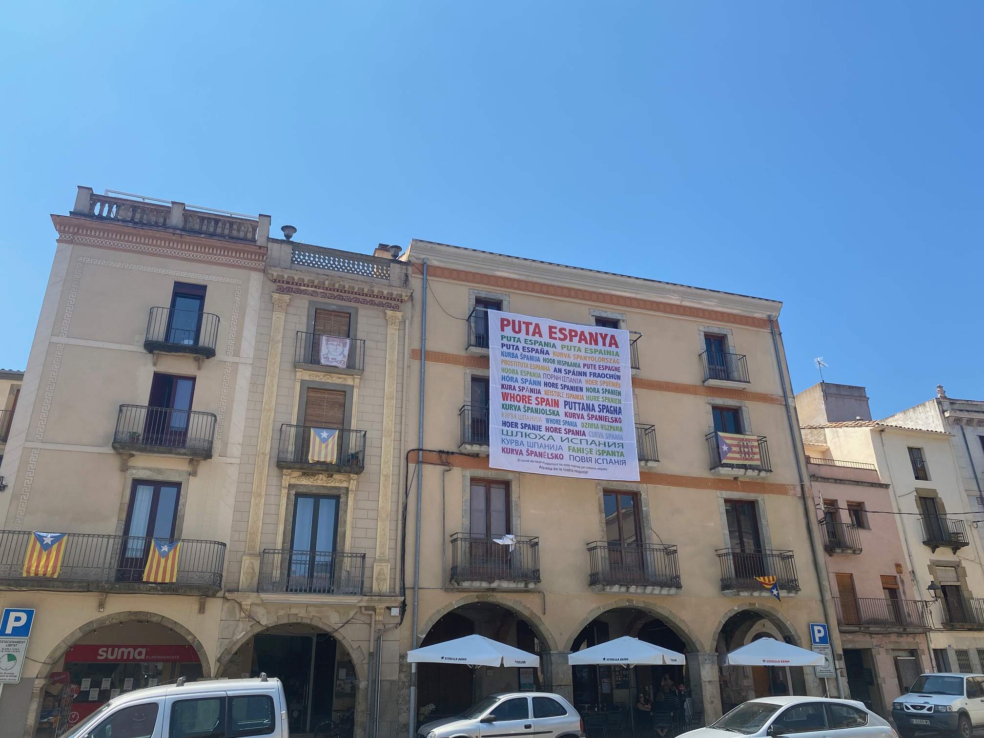 Pancarta de 'puta Espanya' a la plaça de la Vila d'Amer 2 Pancarta de 'puta Espanya' a la plaça de la Vila d'Amer 2