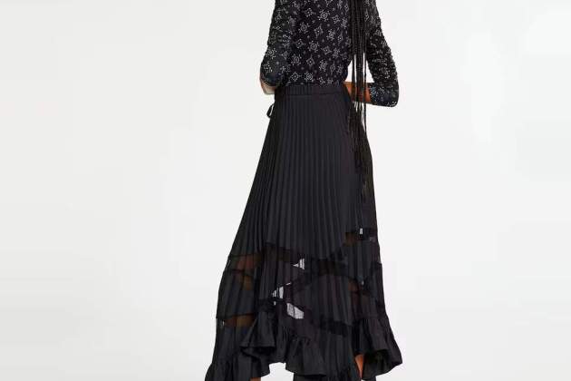 Falda midi asimétrica en tejido plisado Falda midi asimétrica en tejido plisado