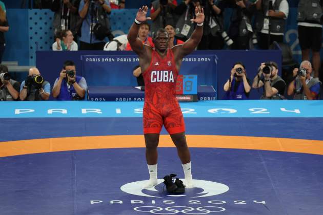 Mijaín López celebra victoria Juegos Olimpicos Paris EFE Mijaín López celebra victoria Juegos Olimpicos Paris EFE