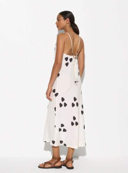 Si en la sencillez está el gusto este vestido de Parfois es de 10