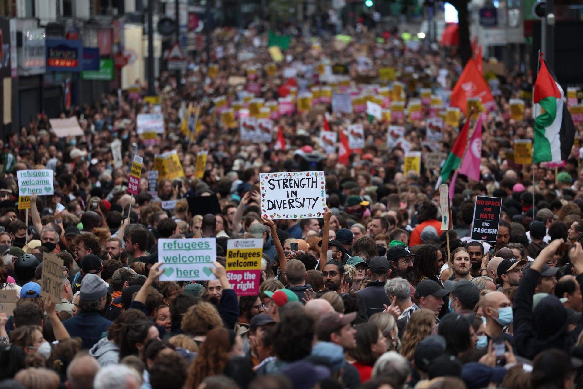 El Regne Unit respon a la violència d'extrema dreta: milers de persones es manifesten contra el racisme