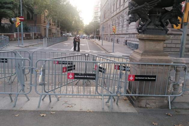 Mossos tanquen accès TSJC. Mayte Piulachs Mossos tanquen accès TSJC. Mayte Piulachs