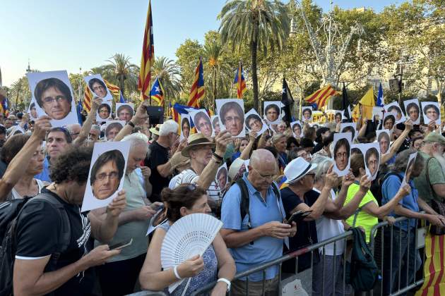 Presents cartells cara carles puigdemont. Guillem Ramos Presents cartells cara carles puigdemont. Guillem Ramos
