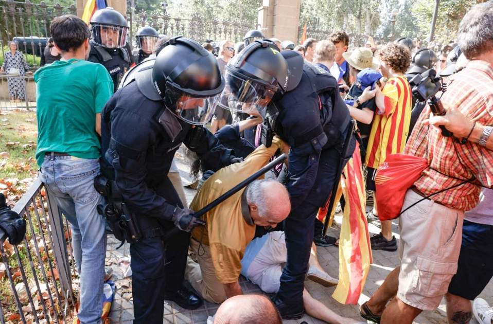 Mossos Esquadra disolen amb porres i gas pebre manifestants rebuda Puigdemont intenten accedir Ciutadella Carlos Baglietto Mossos Esquadra disolen amb porres i gas pebre manifestants rebuda Puigdemont intenten accedir Ciutadella Carlos Baglietto