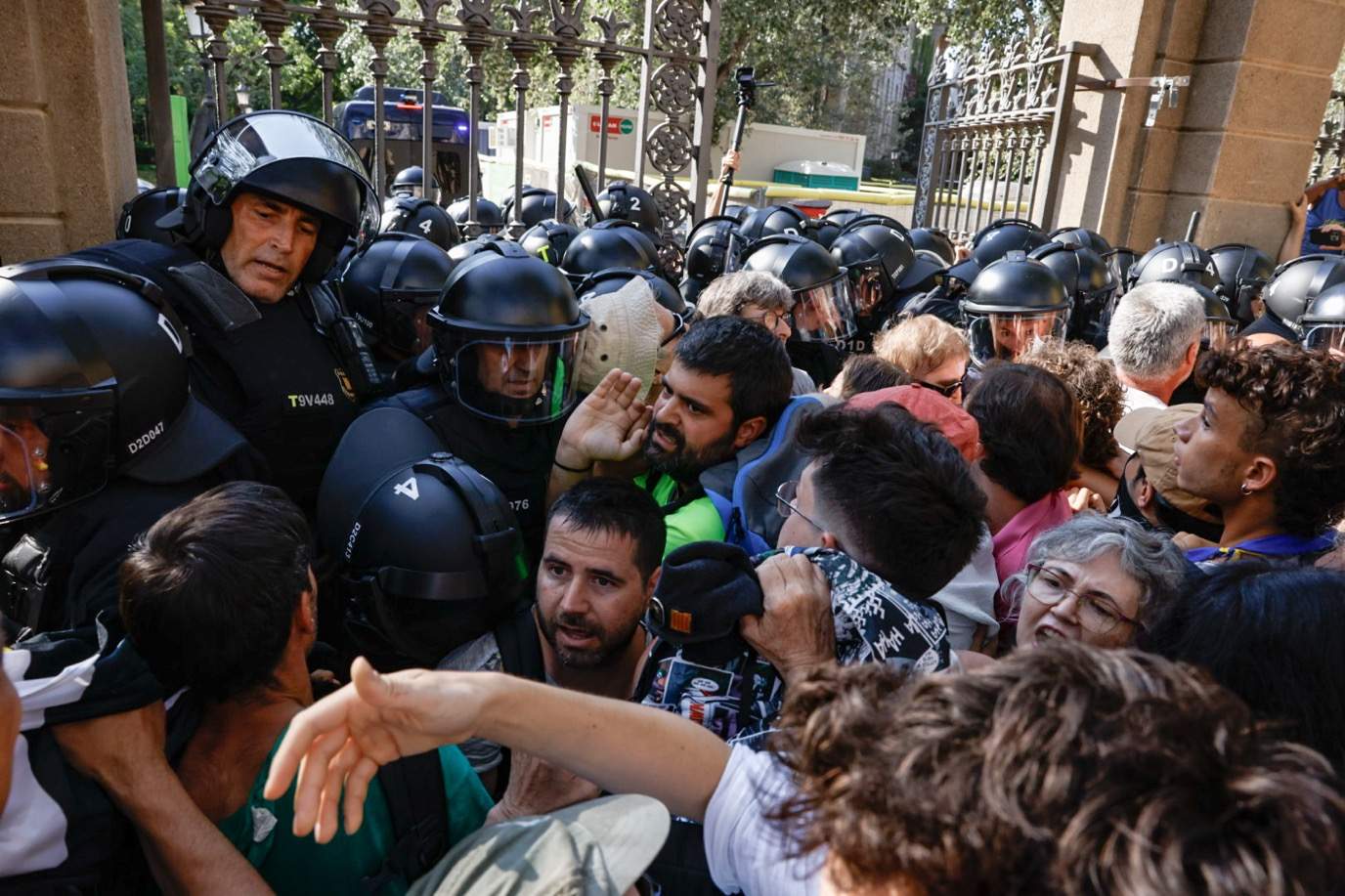 Mossos Escuadra disolen con porras y gas pimienta manifestantes recibimiento Puigdemont intentan acceder Ciutadella Carlos Baglietto Mossos Escuadra disolen con porras y gas pimienta manifestantes recibimiento Puigdemont intentan acceder Ciutadella Carlos Baglietto