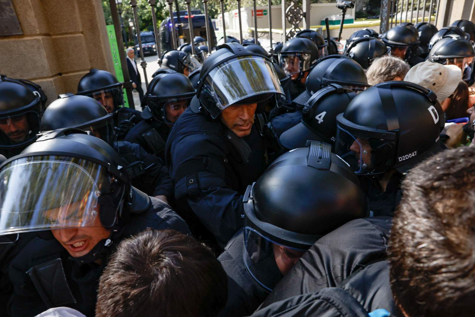 Mossos Escuadra disolen con porras y gas pimienta manifestantes recibimiento Puigdemont intentan acceder Ciutadella Carlos Baglietto Mossos Escuadra disolen con porras y gas pimienta manifestantes recibimiento Puigdemont intentan acceder Ciutadella Carlos Baglietto