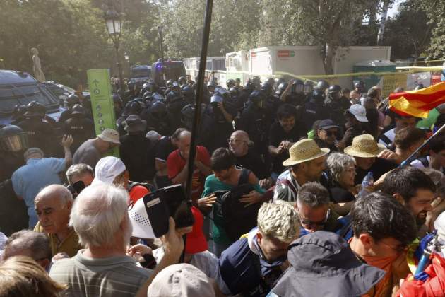 Mossos Esquadra disolen amb porres i gas pebre manifestants rebuda Puigdemont intenten accedir Ciutadella Carlos Baglietto Mossos Esquadra disolen amb porres i gas pebre manifestants rebuda Puigdemont intenten accedir Ciutadella Carlos Baglietto