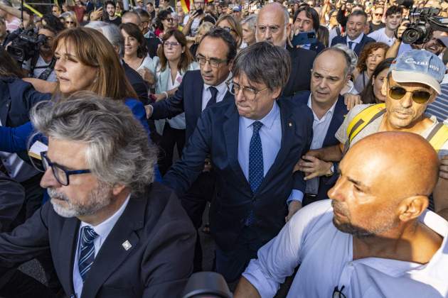 Llegada Carles Puigdemont Arco de Triunfo rizo turull / foto: Carlos Baglietto Llegada Carles Puigdemont Arco de Triunfo rizo turull / foto: Carlos Baglietto