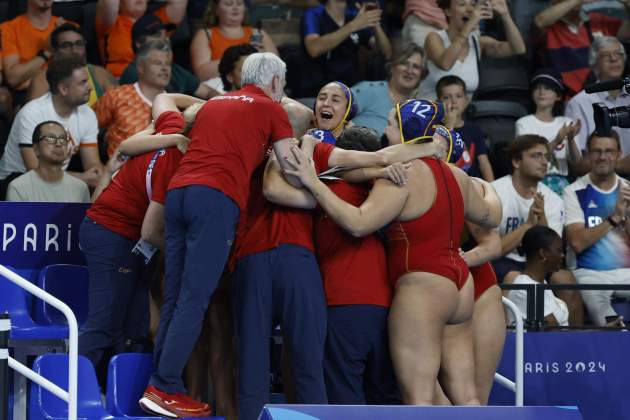 L'equip de waterpolo femení celebra la classificació per a la final de ls Jocs Olímpics / Foto: EFE L'equip de waterpolo femení celebra la classificació per a la final de ls Jocs Olímpics / Foto: EFE