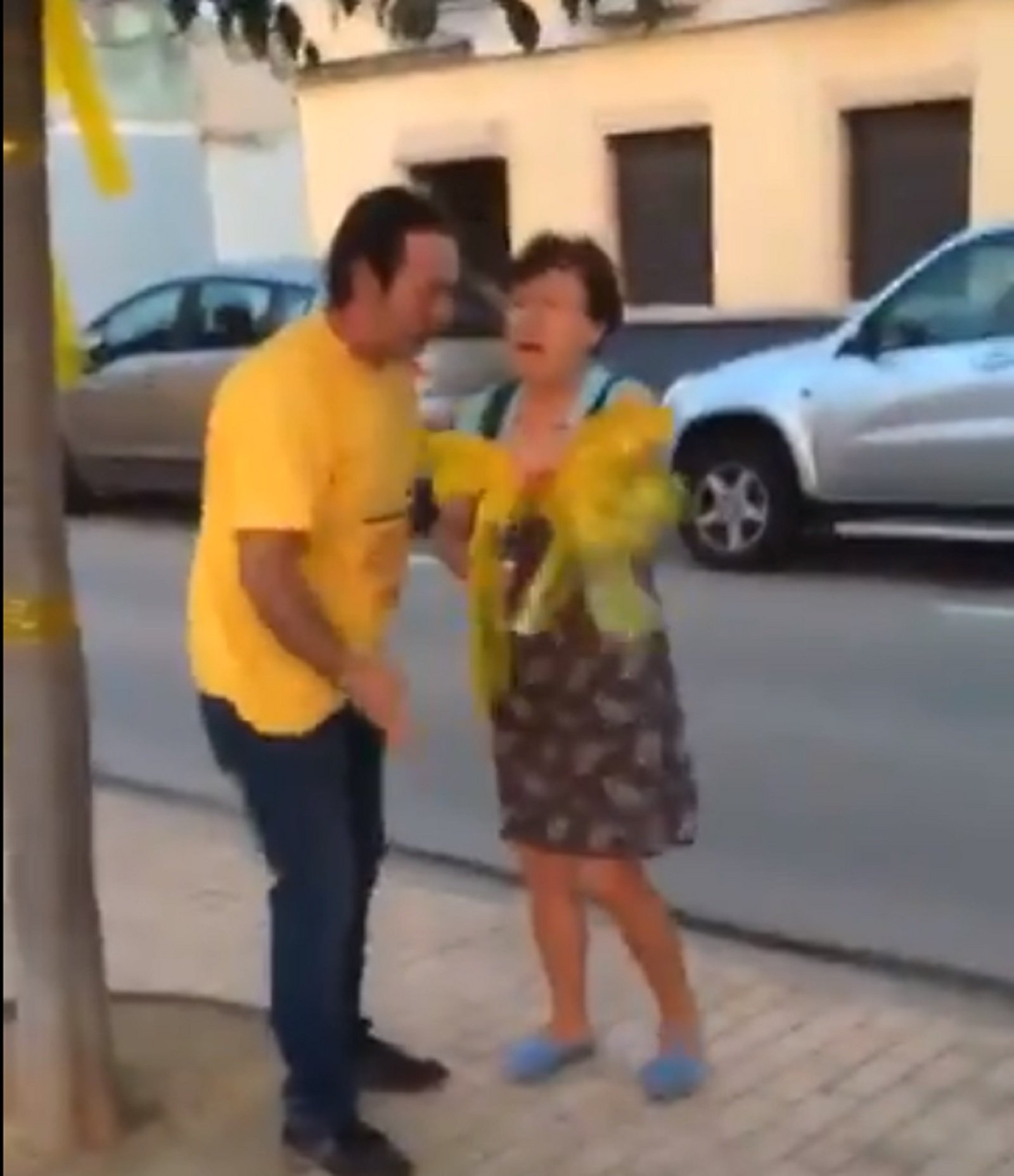 Una españolista censura lazos amarillos y recibe una bronca