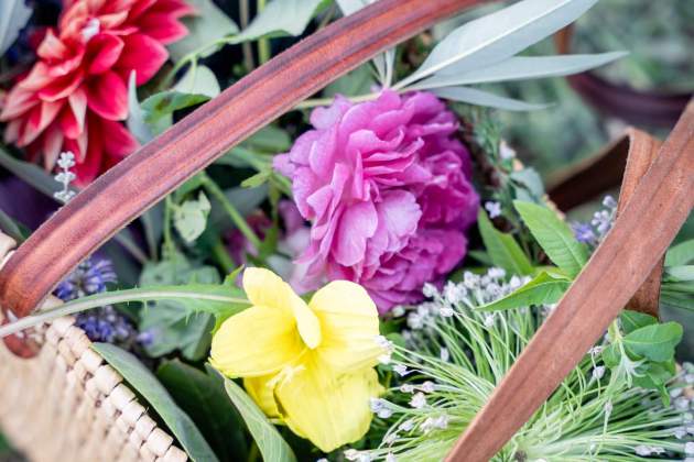 El cabàs ple de flors i botànics, a punt per cuinar / Foto: Jordi Domènech El cabàs ple de flors i botànics, a punt per cuinar / Foto: Jordi Domènech