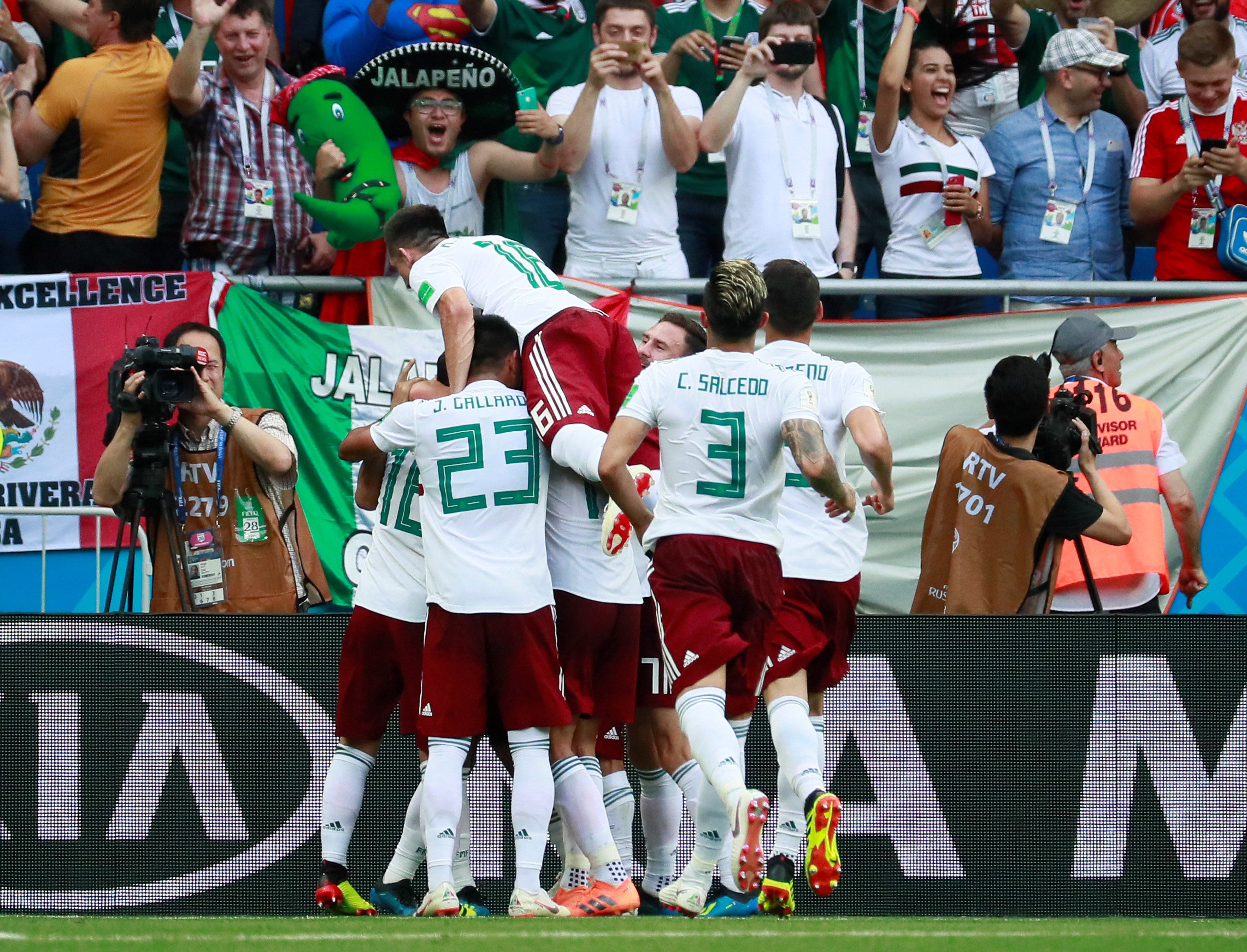 México convence y apuesta por el liderato (1-2)