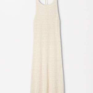 Vestit llarg de punt en blanc Vestit llarg de punt en blanc