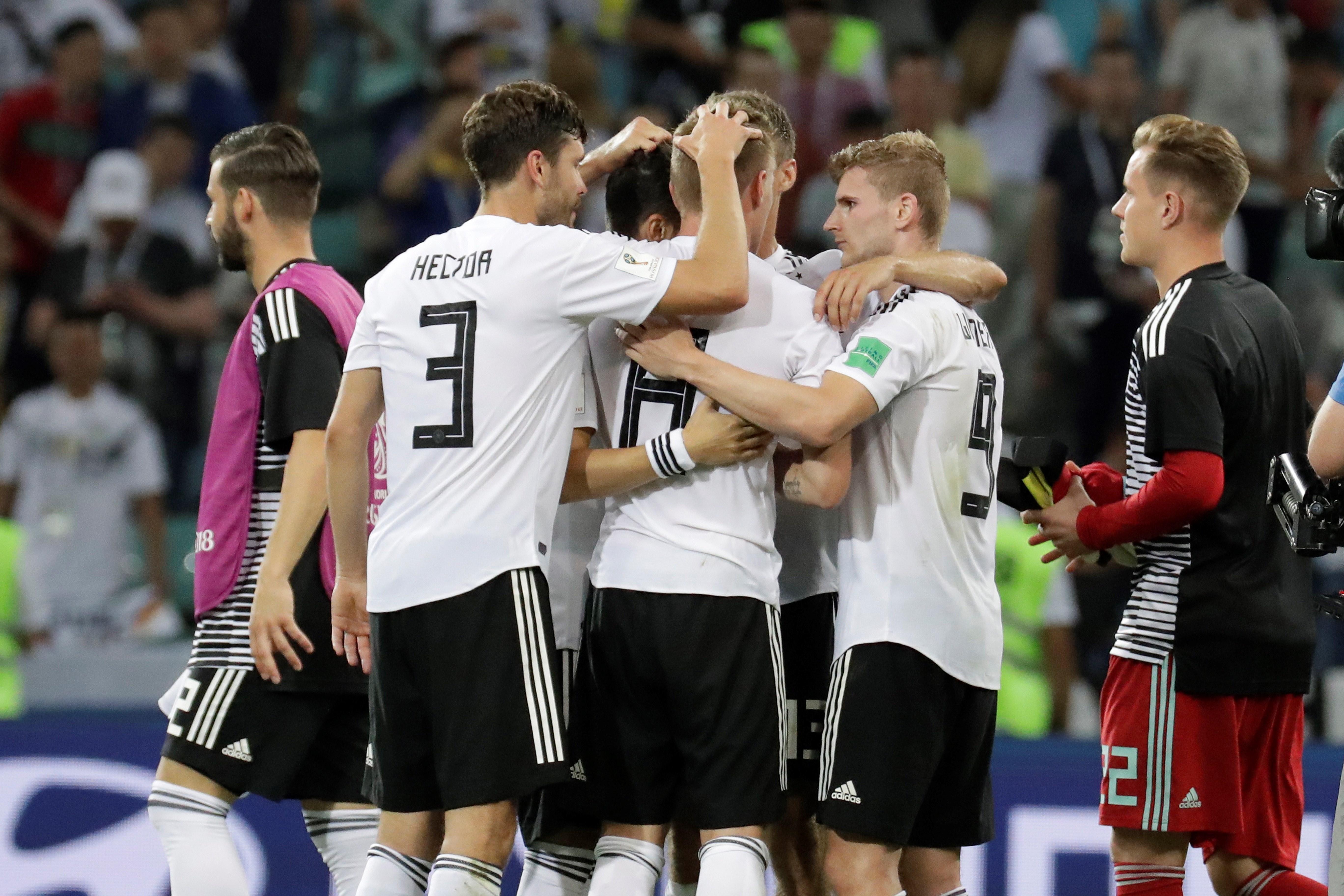 Kroos evita la debacle de Alemania en el último instante (2-1)