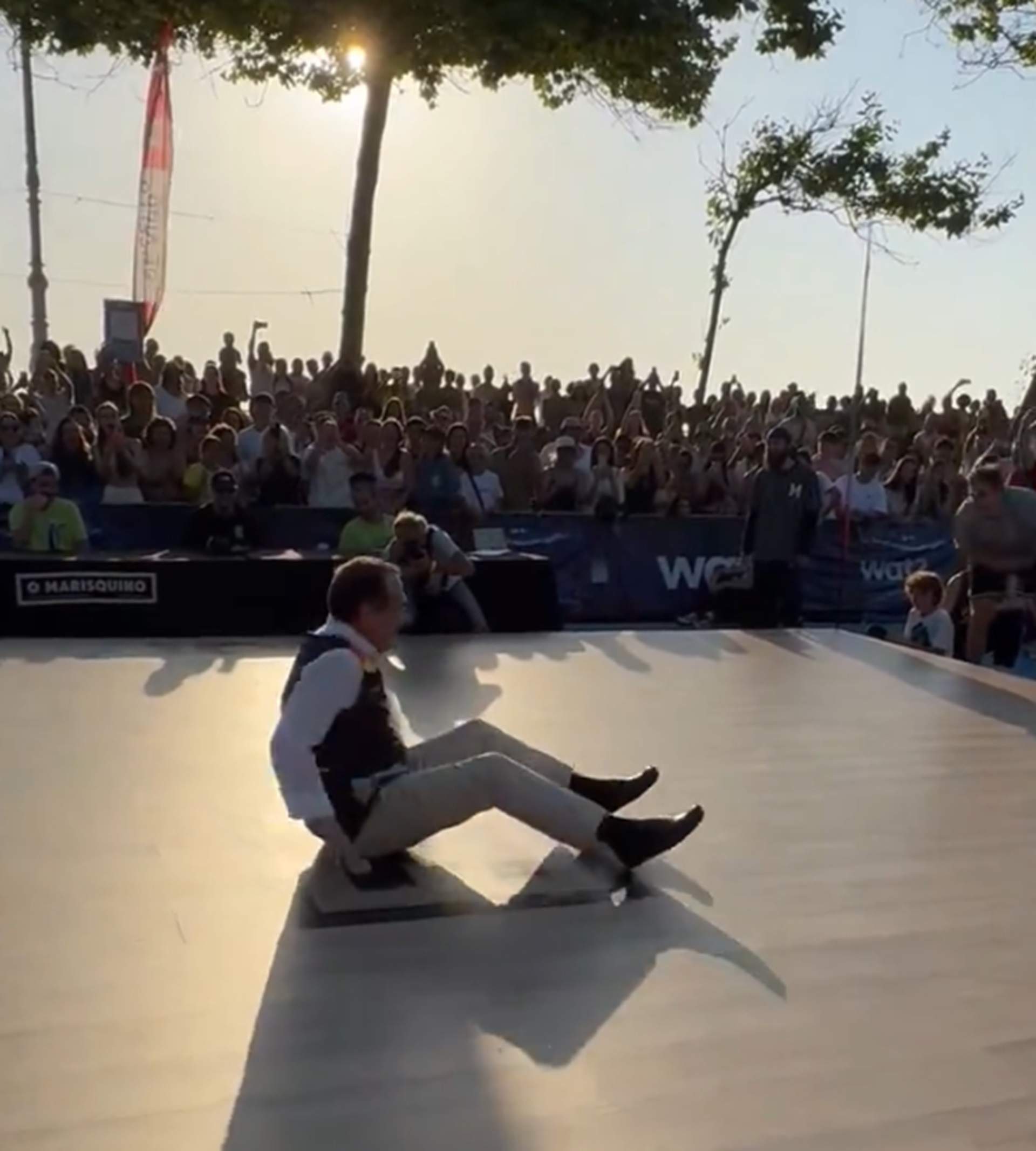 El alcalde de Vigo, Abel Caballero, vuelve a sorprender bailando 'breakdance' en el festival O Marisquiño