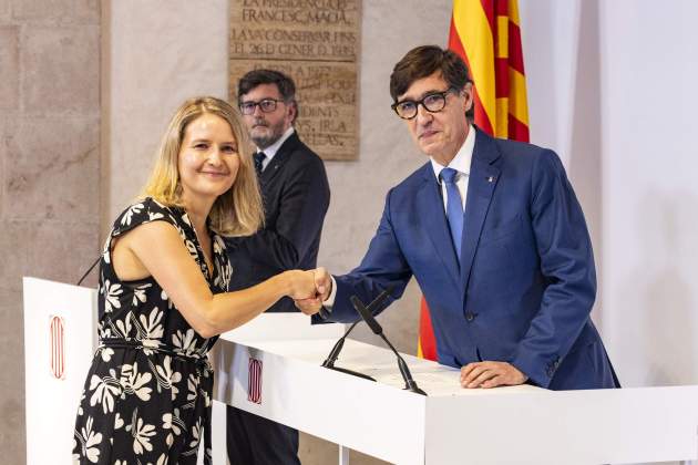 La nova conselelra de Drets Socials, Mònica Martínez, amb el president Illa / Foto: Carlos Baglietto La nova conselelra de Drets Socials, Mònica Martínez, amb el president Illa / Foto: Carlos Baglietto