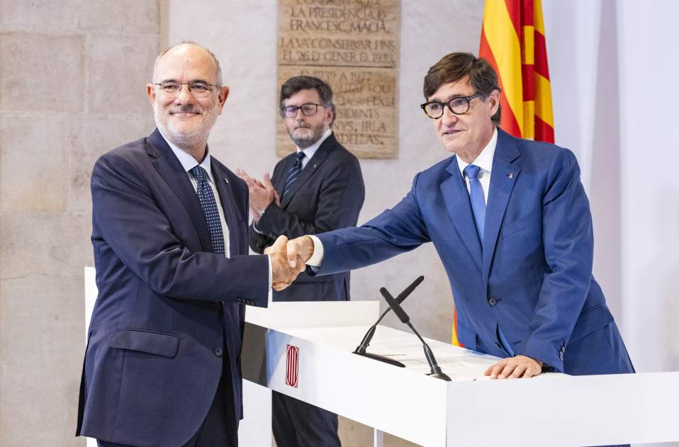 El conseller de la Unió Europea i Acció Exterior, Jaume Duch, amb el president Illa  / Foto: Carlos Baglietto