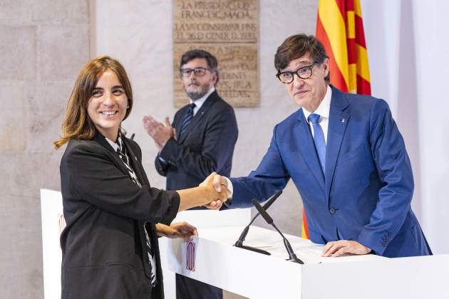 La consellera de Recerca i Universitats, Núria Montserrat, amb el president Illa / Foto: Carlos Baglietto La consellera de Recerca i Universitats, Núria Montserrat, amb el president Illa / Foto: Carlos Baglietto