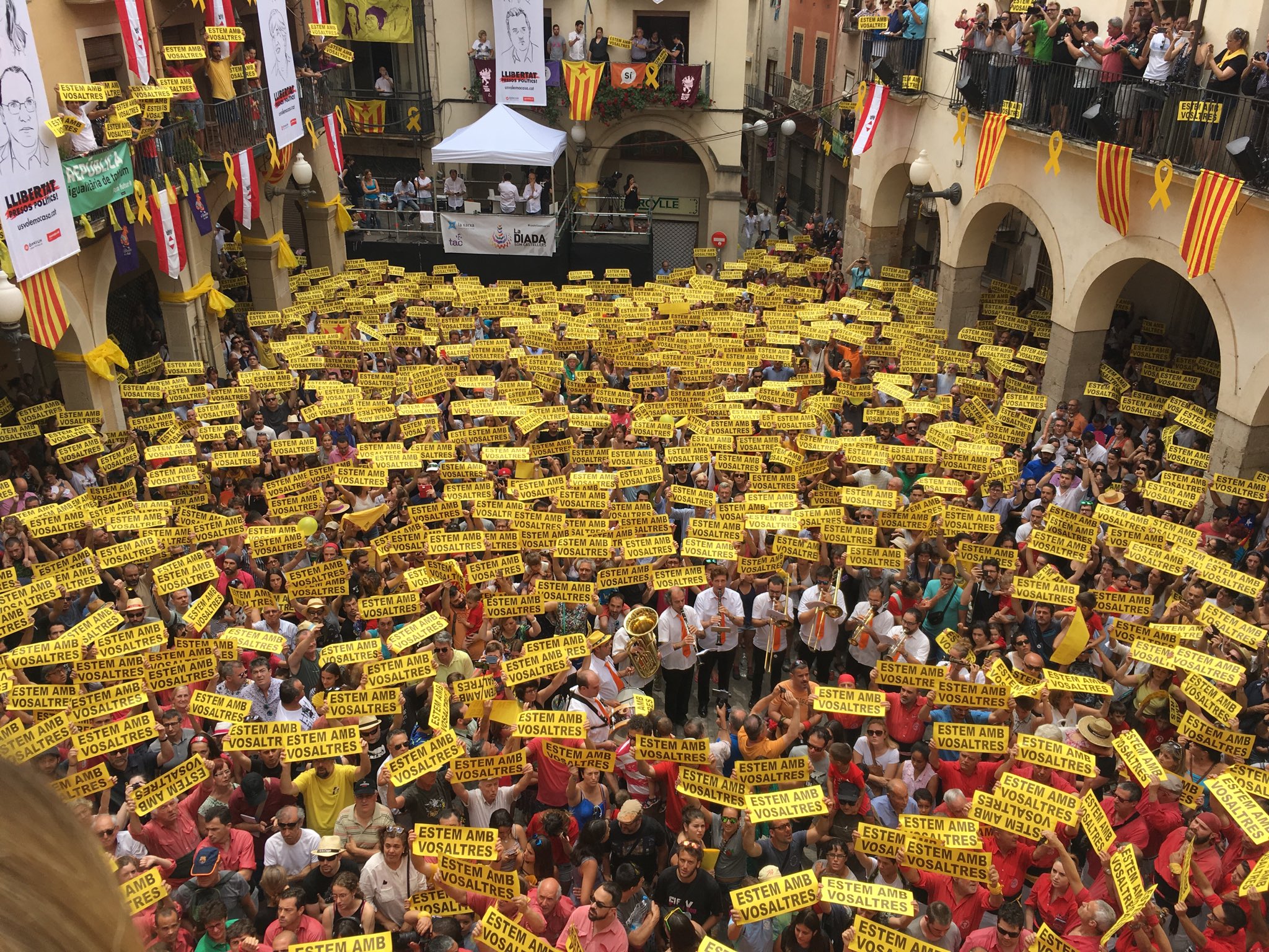 Clam pels presos polítics a la diada castellera a Valls