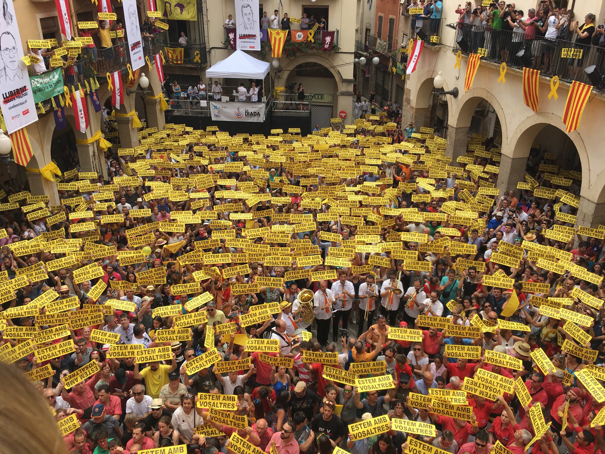 Clamor por los presos políticos en la diada castellera de Valls