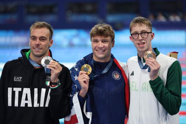 Daniel Wiffen, Gregorio Paltrinieri i Bobby Finke amb les medalles de 1500 / Foto: EFE Daniel Wiffen, Gregorio Paltrinieri i Bobby Finke amb les medalles de 1500 / Foto: EFE