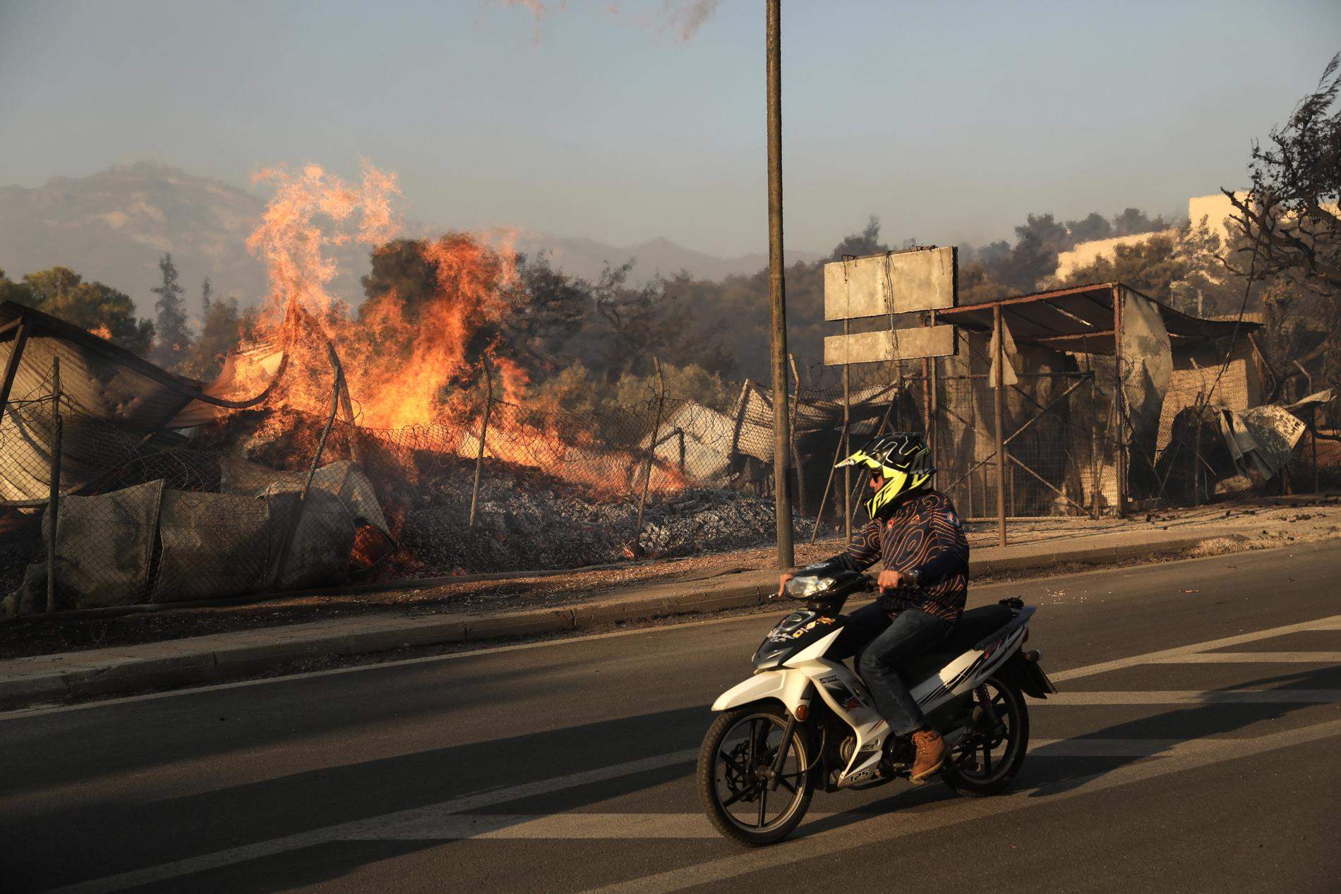 Apareix un cos calcinat a l'enorme incendi a 20 quilòmetres d'Atenes