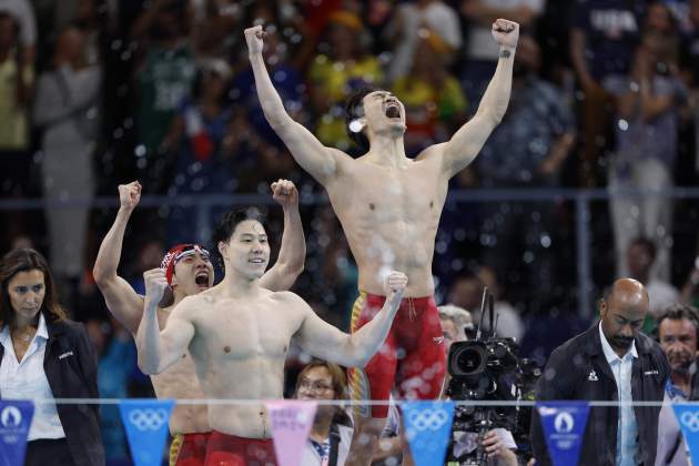 El equipo de relevos|relieves chino de natación celebrando su medalla en París 2024 / Foto: EFE El equipo de relevos|relieves chino de natación celebrando su medalla en París 2024 / Foto: EFE