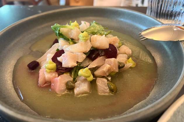 Tártaro de corvallo, pepino, aguacate, alcaparras y remolacha marinada – Volta Rosa Molinero Trias Tártaro de corvallo, pepino, aguacate, alcaparras y remolacha marinada – Volta Rosa Molinero Trias