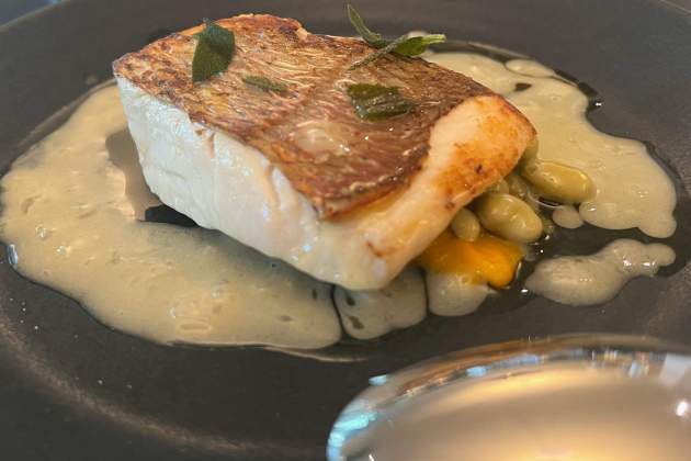 Pargo con beurre blanco, alcaparras Pargo con beurre blanco, alcaparras