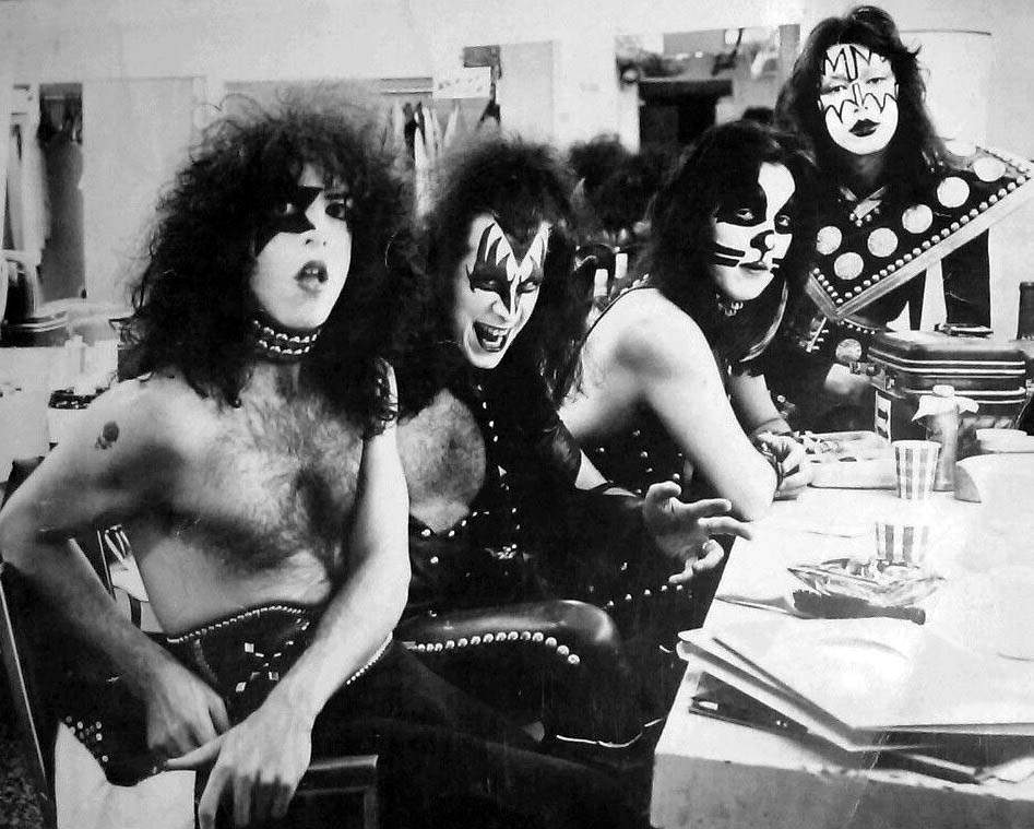 Kiss at backstage (1975) Kiss at backstage (1975)