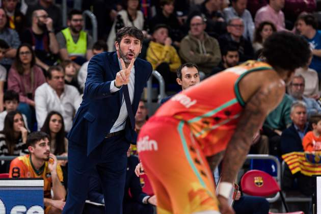 Alex Mumbru dirigiendo el Valencia Basket al Palau / Foto: Europa Press Alex Mumbru dirigiendo el Valencia Basket al Palau / Foto: Europa Press