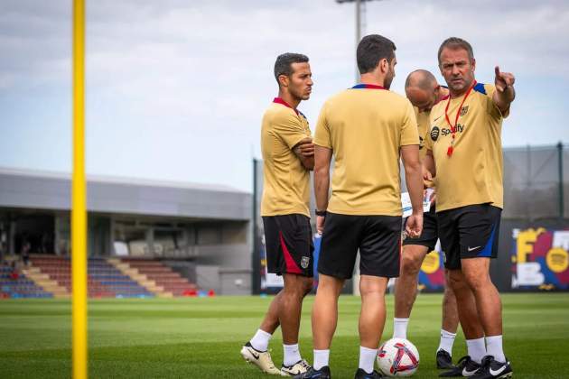 Thiago Alcántara con el staff de Hansi Flick / Foto FC: Barcelona Thiago Alcántara con el staff de Hansi Flick / Foto FC: Barcelona