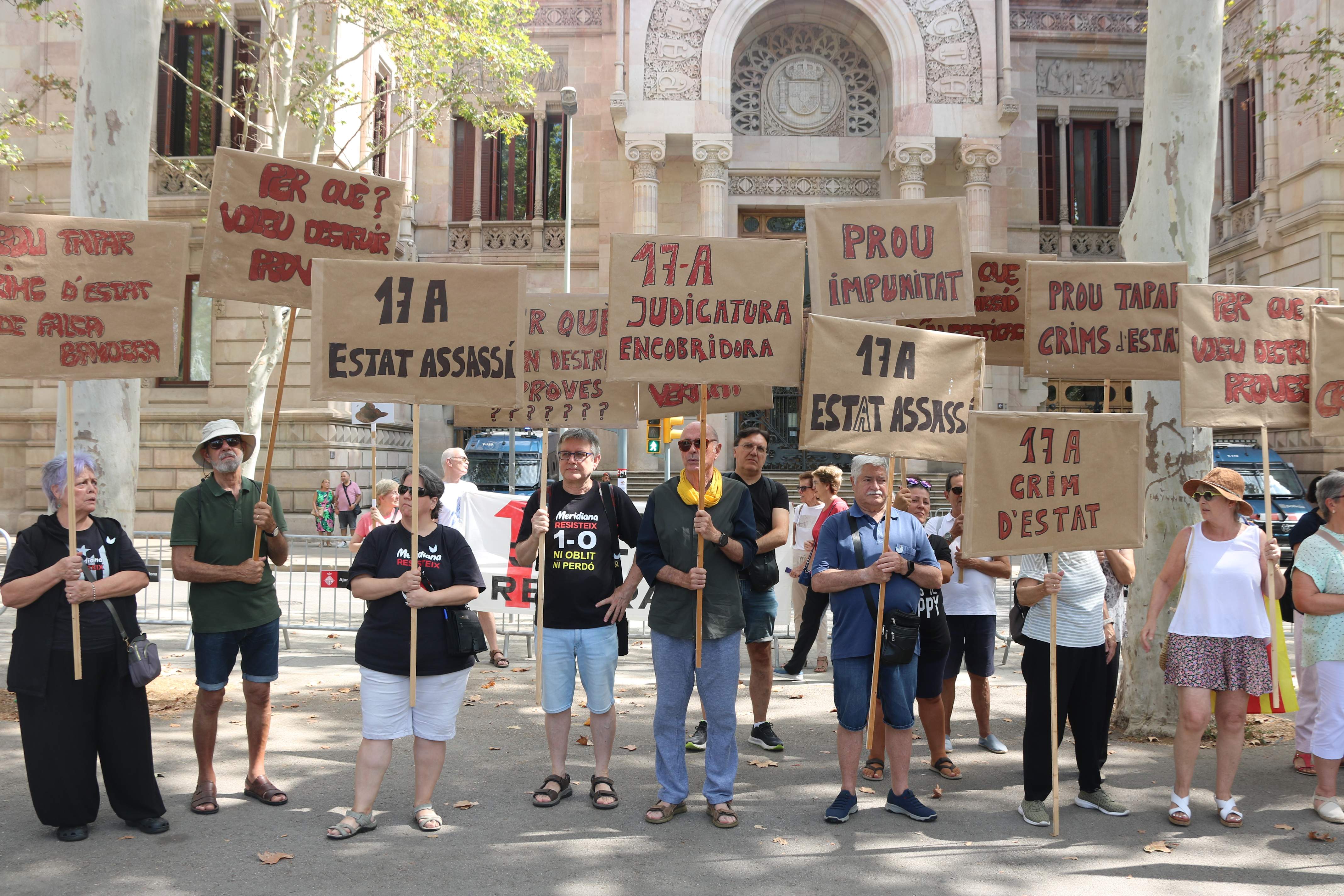 Llach, Borràs y decenas de manifestantes más reclaman al Estado "clarificar" el 17-A