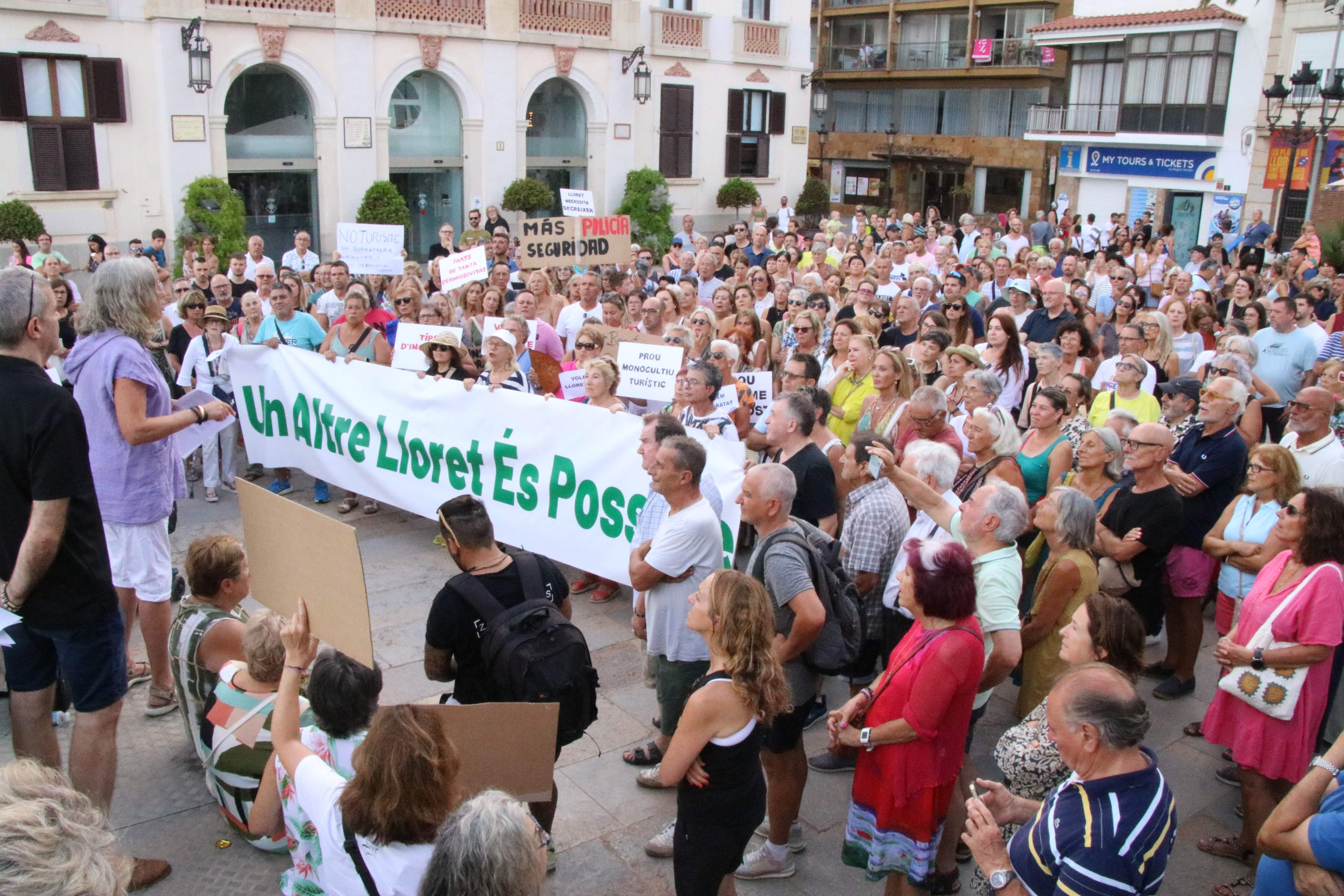 Vecinos de Lloret de Mar se manifiestan contra el turismo de borrachera y el incivismo
