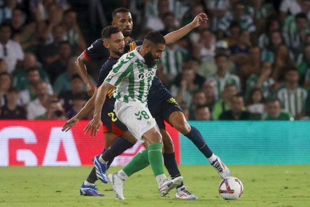 Iván Martín pelea con Fekir durante el Betis - Girona / Foto: EFE Iván Martín pelea con Fekir durante el Betis - Girona / Foto: EFE