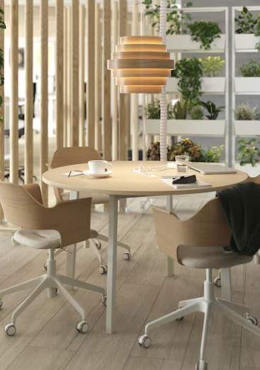 Esta pantalla en roble para lámpara de techo es la mayor maravilla ahora en Ikea