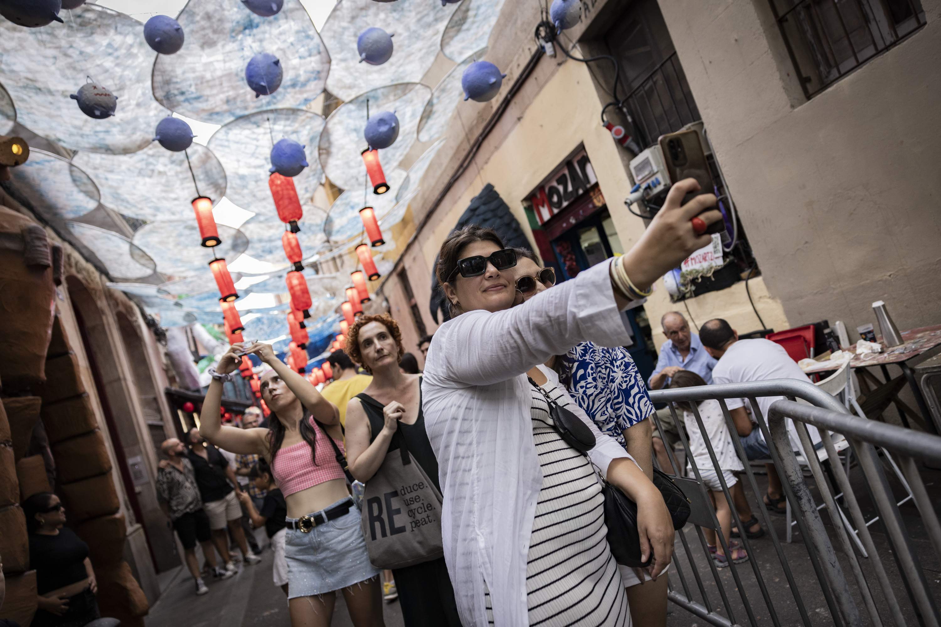 Sabotean una calle de Gràcia en medio del clima de tensión por la fiesta mayor