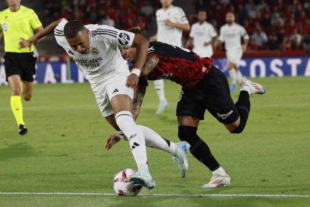 Maffeo derriba a Mbappe en el Mallorca Real Madrid / Foto: EFE Maffeo derriba a Mbappe en el Mallorca Real Madrid / Foto: EFE