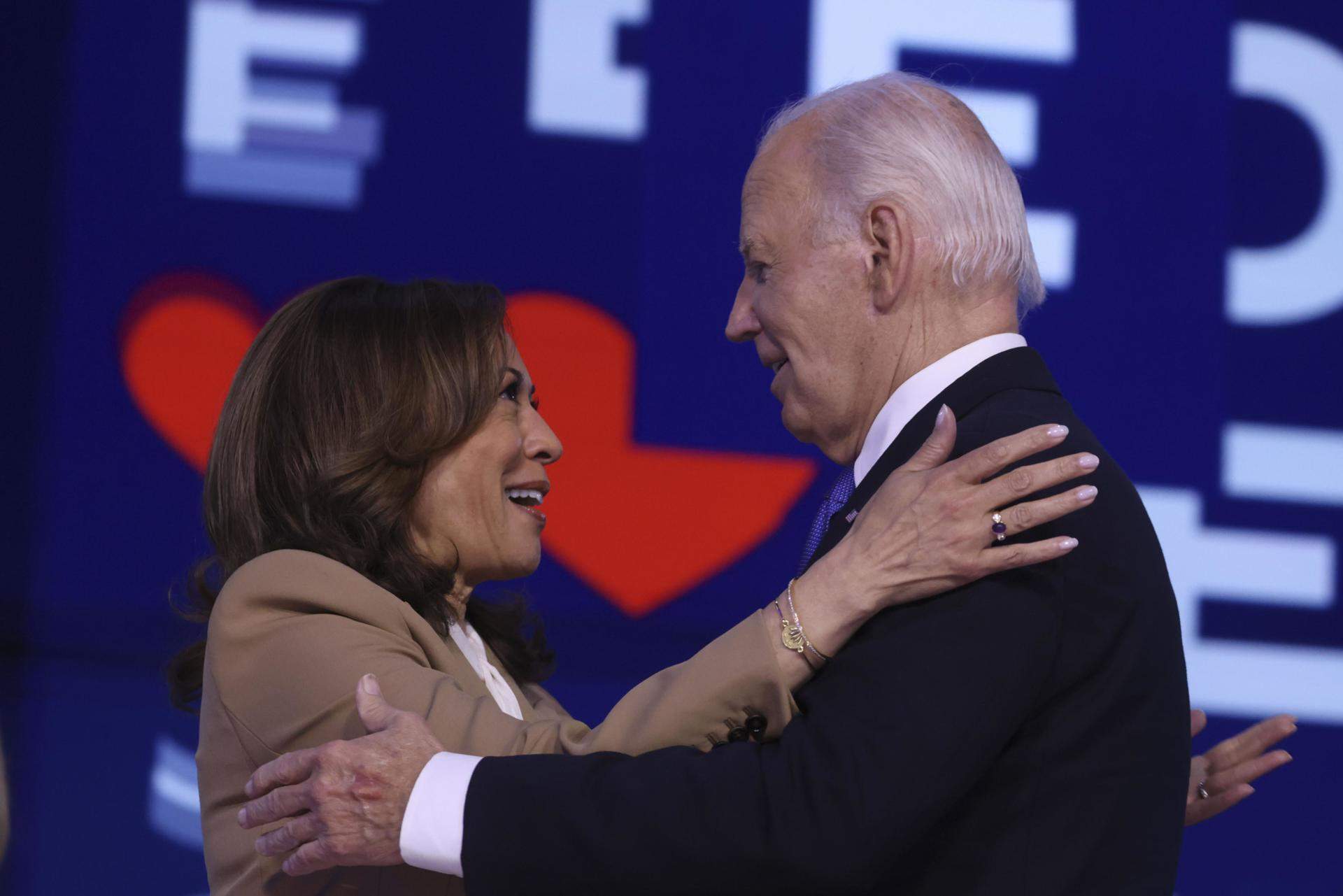 Joe Biden passa la torxa a Kamala Harris: "Posem a la Casa Blanca una fiscal i no a un criminal convicte"
