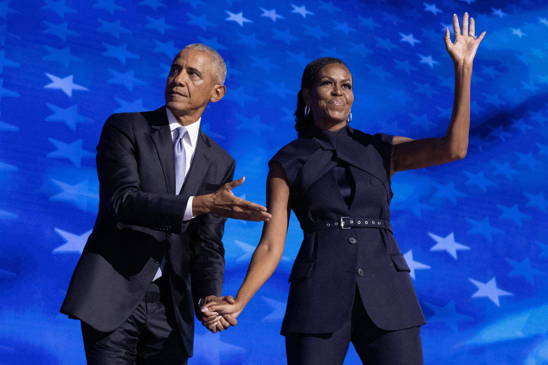 Los Obama saltan de lleno en la campaña de Kamala Harris entre la euforia del público: "'¡Yes she can!'"